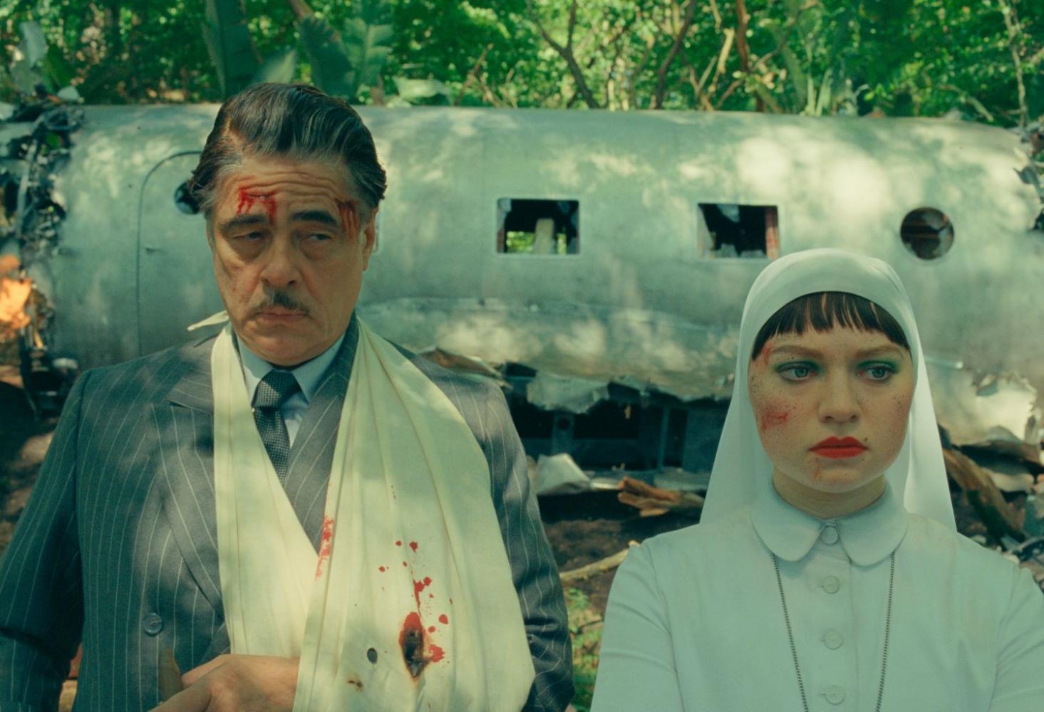 Benicio Del Toro als Zsa-Zsa Korda und Mia Threapleton als Liesl in einer Szene des Films "Der phönizische Meisterstreich", 2025