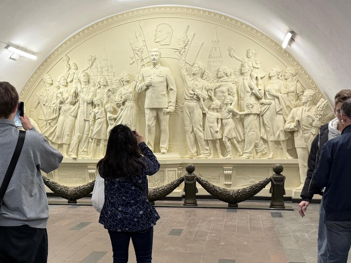  In der Moskauer Metro hat die Stadtverwaltung mehr als ein halbes Jahrhundert nach dem Abriss ein umstrittenes Relief mit dem Sowjetdiktator Josef Stalin nachbilden lassen