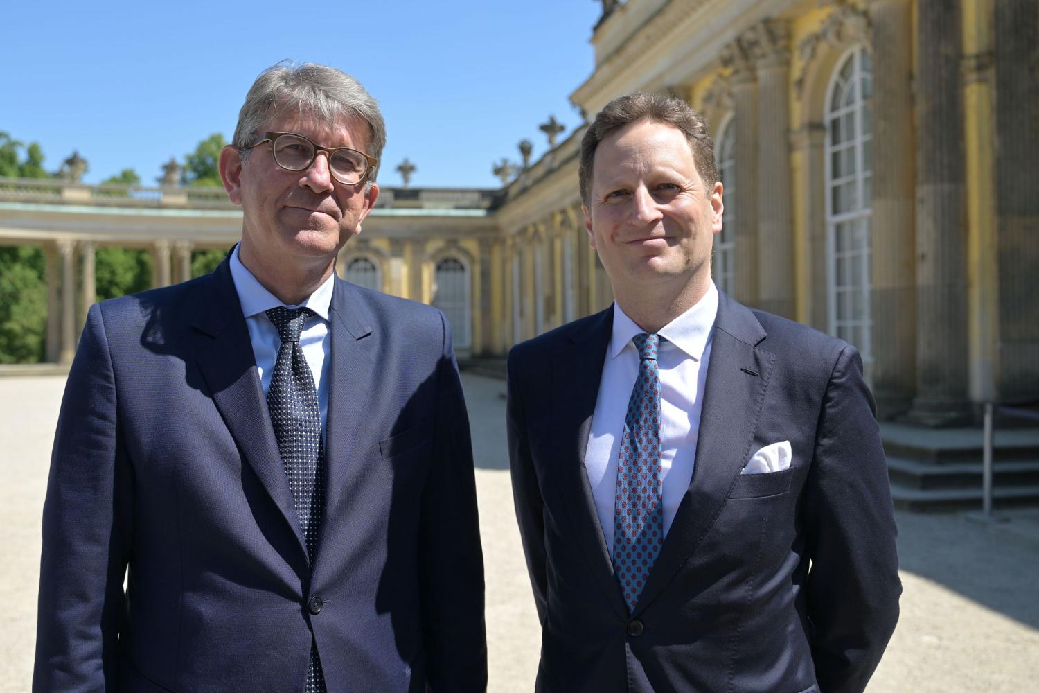 Wolfram Weimer und Georg Friedrich Prinz von Preußen (von links) vor dem Schloss Sanssouci, 2025