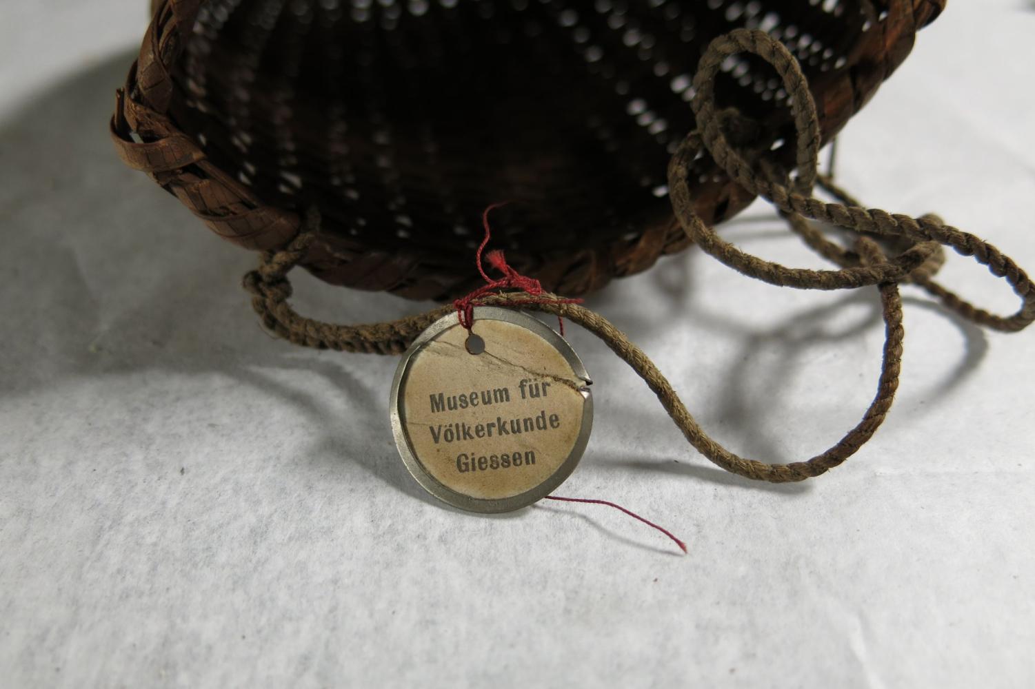 Ein historisches Hängeetikett aus der Sammlung des Museums für Gießen