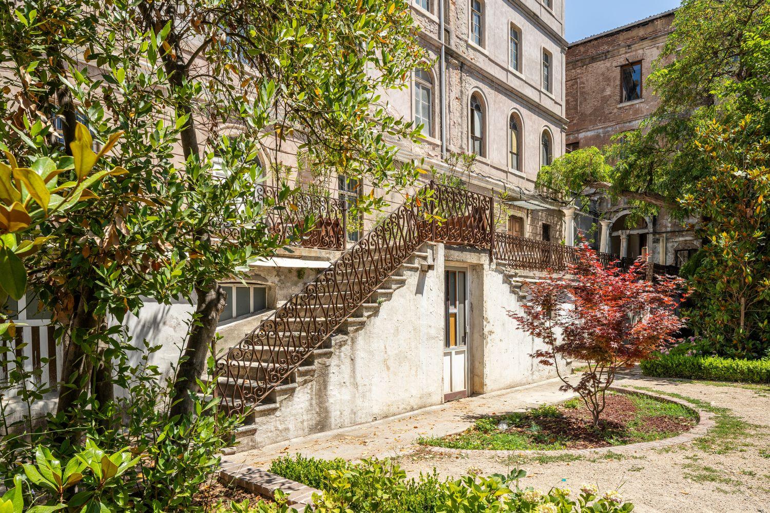 Ein Ausstellungsort der 18. Istanbul-Biennale: Das vierstöckige historische französische Waisenhaus Fransız Yetimhanesi mit öffentlicher Installation im Garten