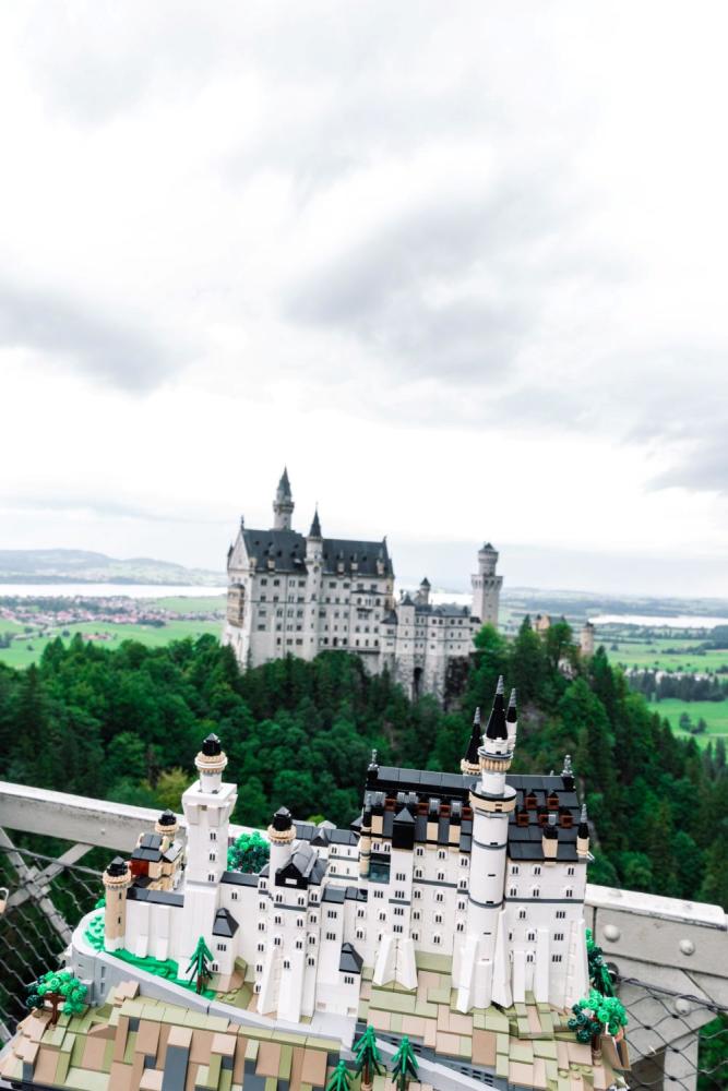 Schloss Neuschwanstein als LEGO-Miniatur vor dem Bauwerk