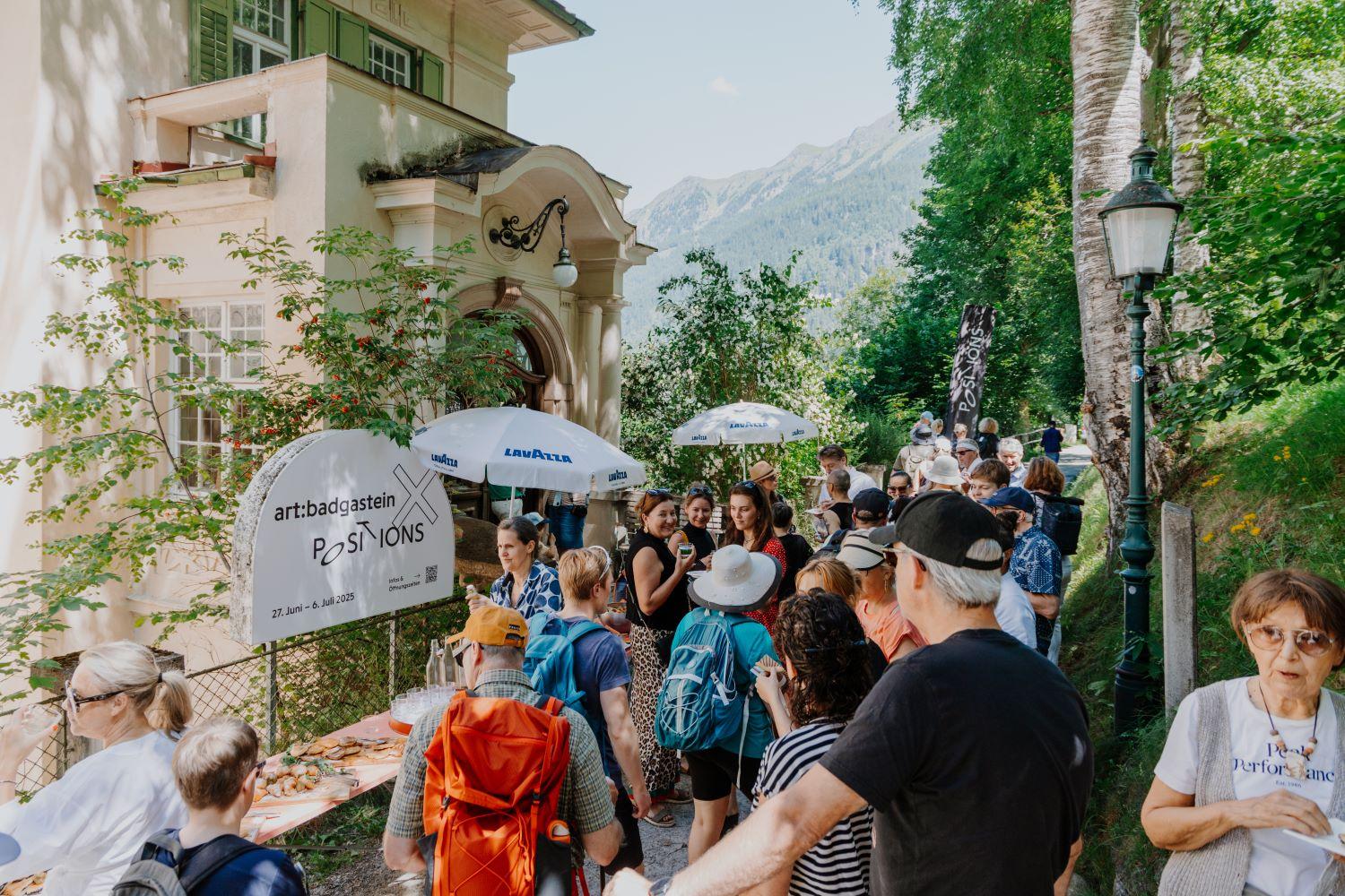 Messe mit Panorama: Besucherinnen und Besucher vor der Positions im Hotel Astoria, Bad Gastein