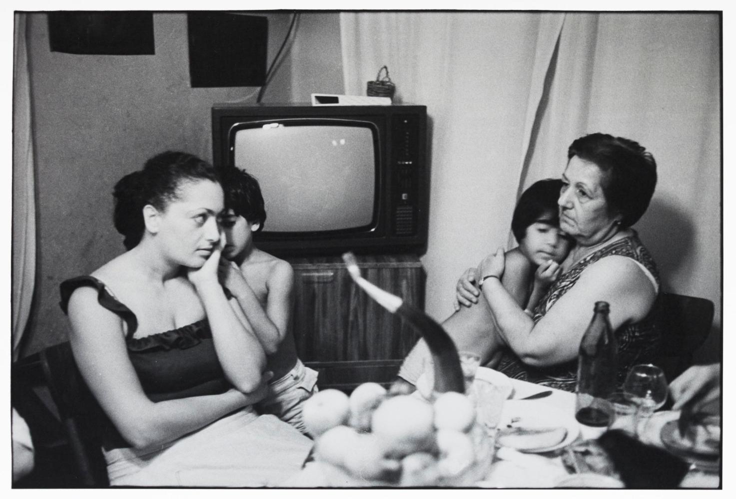Helga Paris "Irina, Natalja und Kinder, Tbilissi", 1982