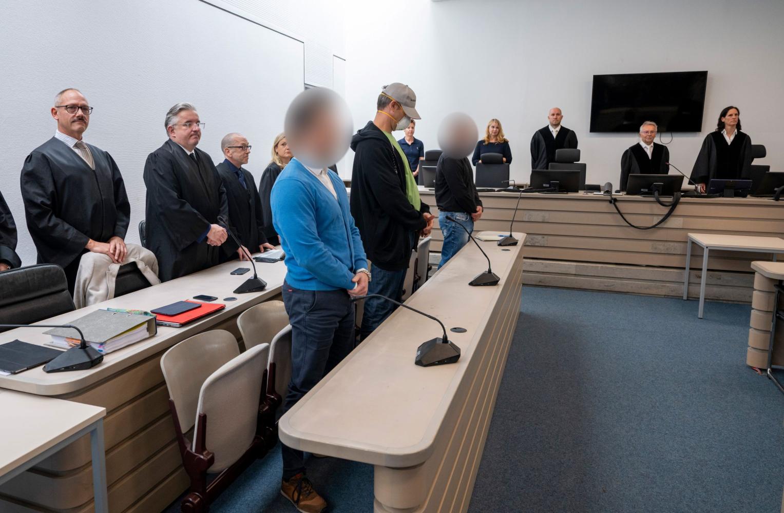Die Angeklagten im Gerichtssaal des Landgerichts Ingolstadt