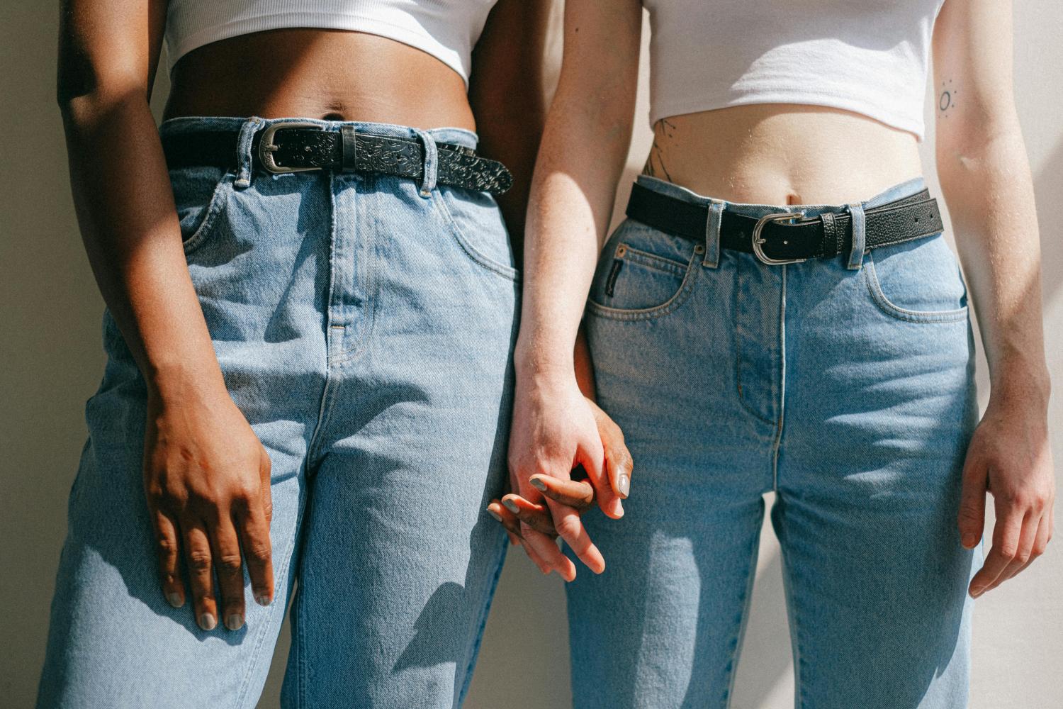 Ist das die Uniform der Gen Z? Helle Jeans und enge Jersey Tops scheinen ganze Freundeskreise zu definieren