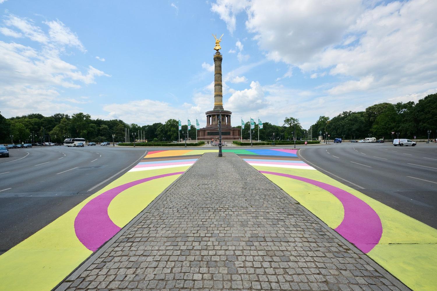 "Progress Pride". Straßenmalerei am Großen Stern in Berlin