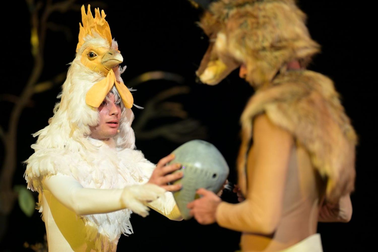 Premiere von Petrit Halilajs "Syrigana: An Opera in Five Acts", 2025, in Syrigana im Kosovo: Art Pasha (links) als Hahn und Tristan Halilaj (rechts) als Fuchs