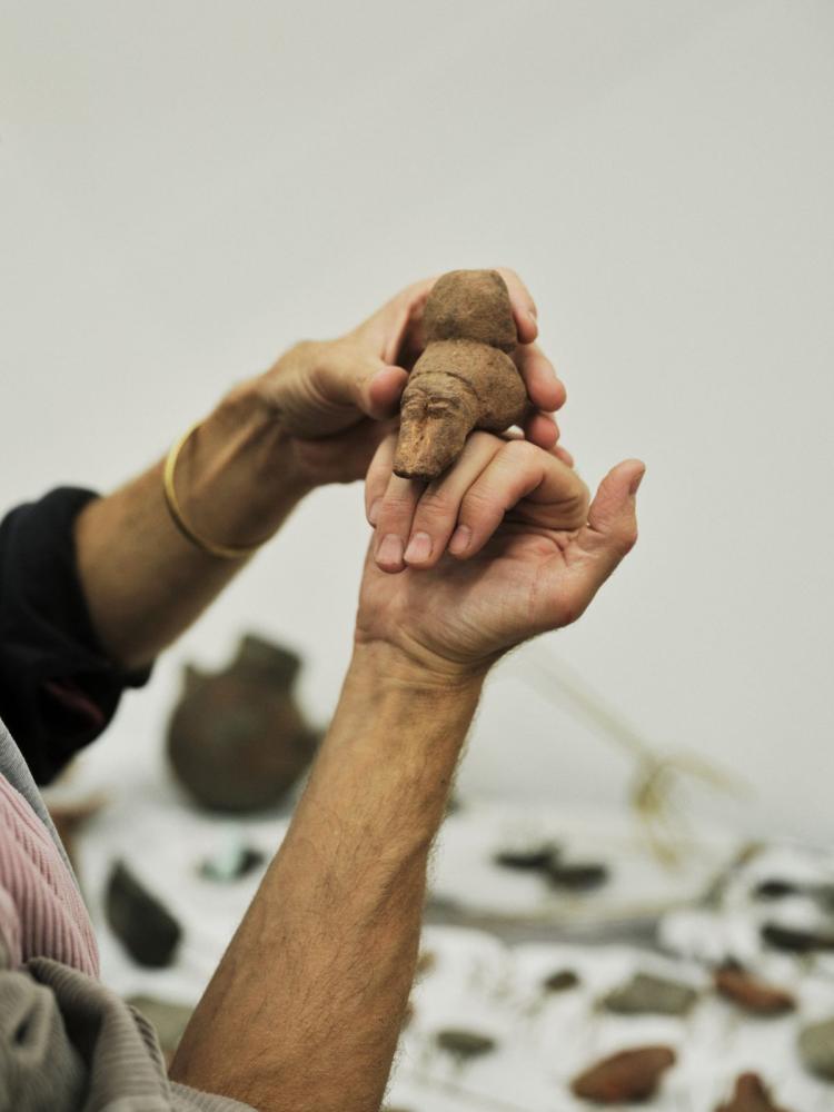 Petrit Halilaj beim Ausstellungsaufbau im Hamburger Bahnhof