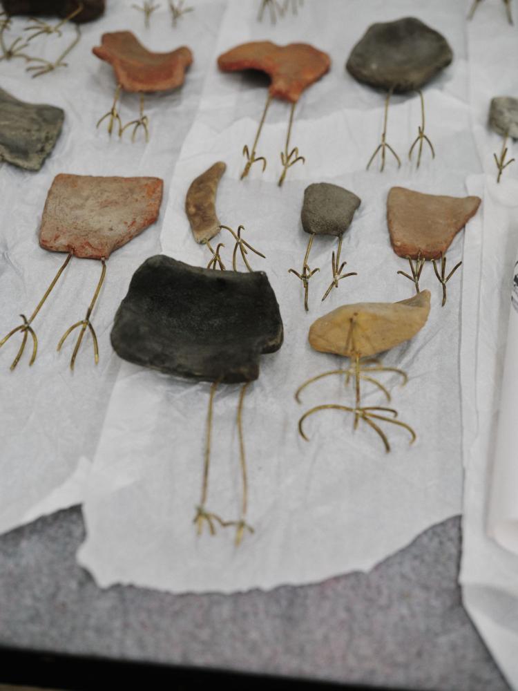 Petrit Halilaj beim Ausstellungsaufbau im Hamburger Bahnhof