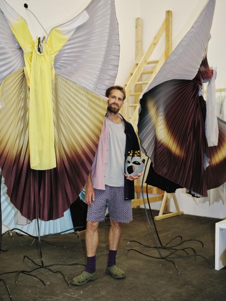 Petrit Halilaj beim Ausstellungsaufbau im Hamburger Bahnhof. Die Vogelkostüme sind Requisiten seiner Oper.