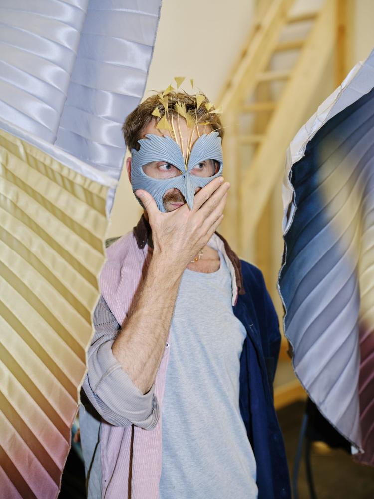 Petrit Halilaj beim Ausstellungsaufbau im Hamburger Bahnhof