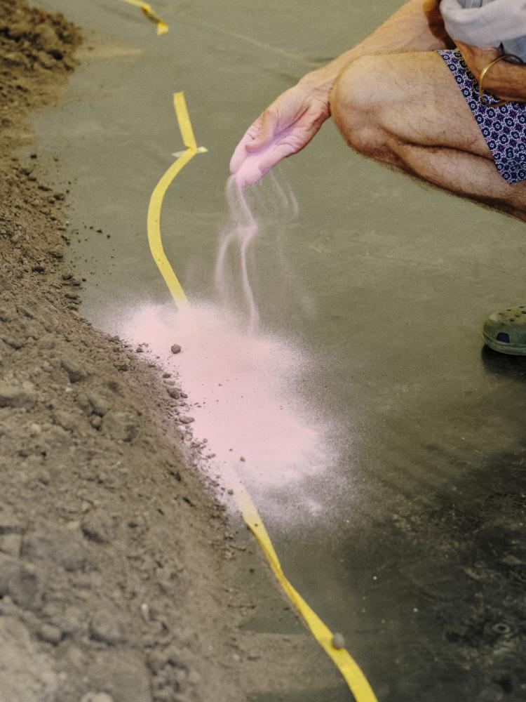 Aus dem rosafarbenen Sand wird ein See entstehen.