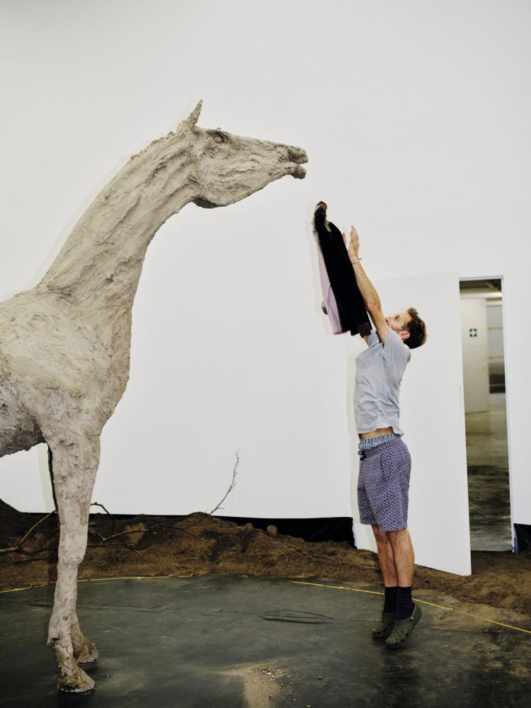 Die Pferdeskulptur referiert auf Halilajs Ururgroßvater Baba Gan, einen kosovarischen Intellektuellen, der eine Schule gründete und zu Beginn des 20. Jahrhunderts ermordet wurde
