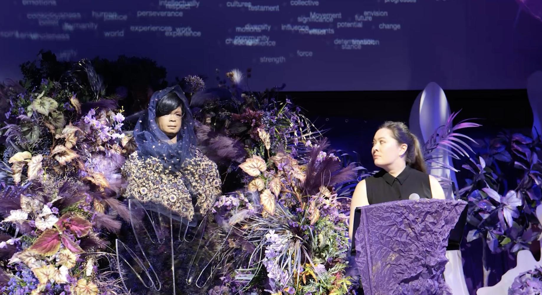 Sasha Stiles und Bina48 während einer Performance, New York, 2024