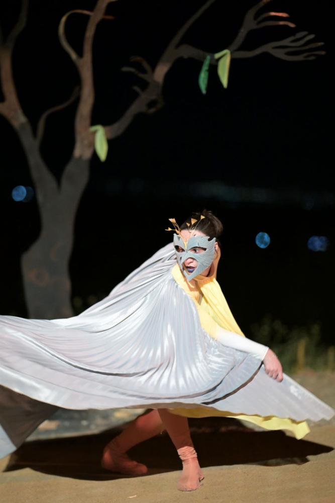 Premiere von Petrit Halilajs "Syrigana: An Opera in Five Acts", 2025, in Syrigana im Kosovo: May-Linda Kosumovic als Vogel