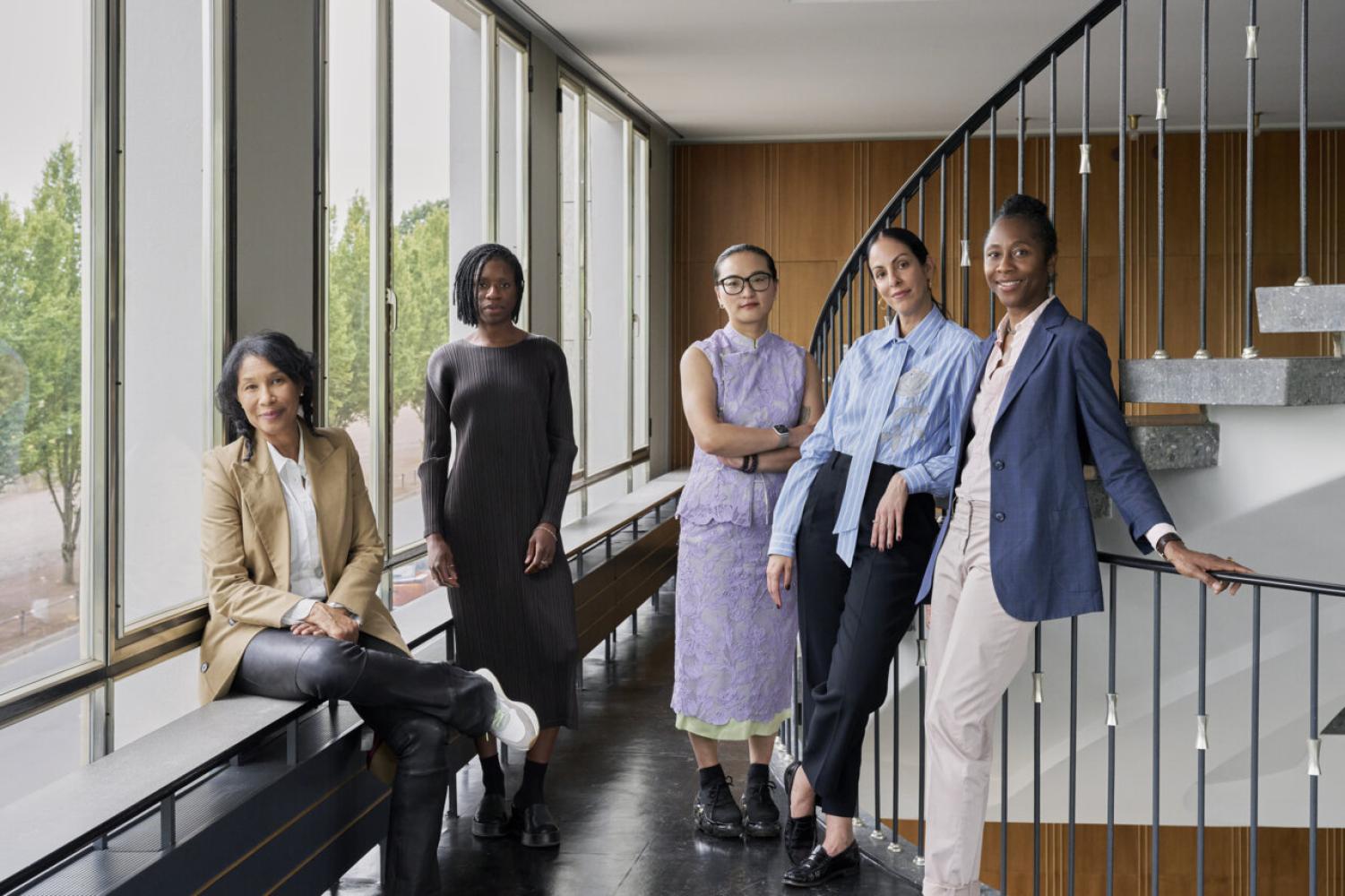 Das Artistic Team der Documenta 16 (von links): Romi Crawford, Mayra A. Rodríguez Castro, Xiaoyu Weng, Carla Acevedo-Yates und D16-Kuratorin Naomi Beckwith 