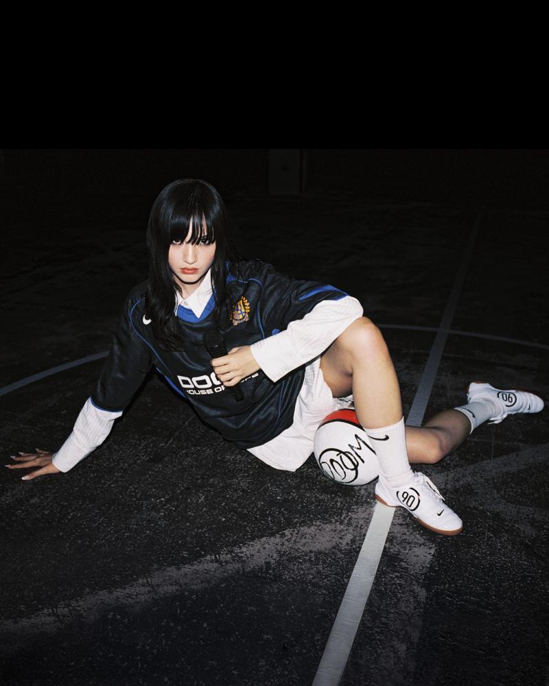 Lia Lia im Trikot von Anne Imhof