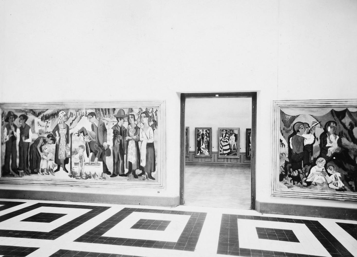 Franz Henn Blick in die Kirchner-Ausstellung in der Kunsthalle Bern mit Alpsonntag. "Szene am Brunnen" (links) und "Sonntag der Bergbauern" (rechts), 1933