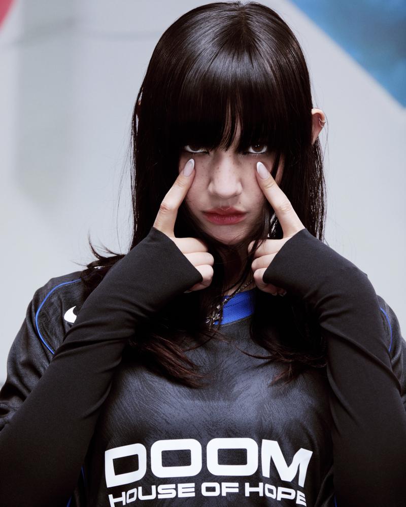 Lia Lia im Trikot von Anne Imhof