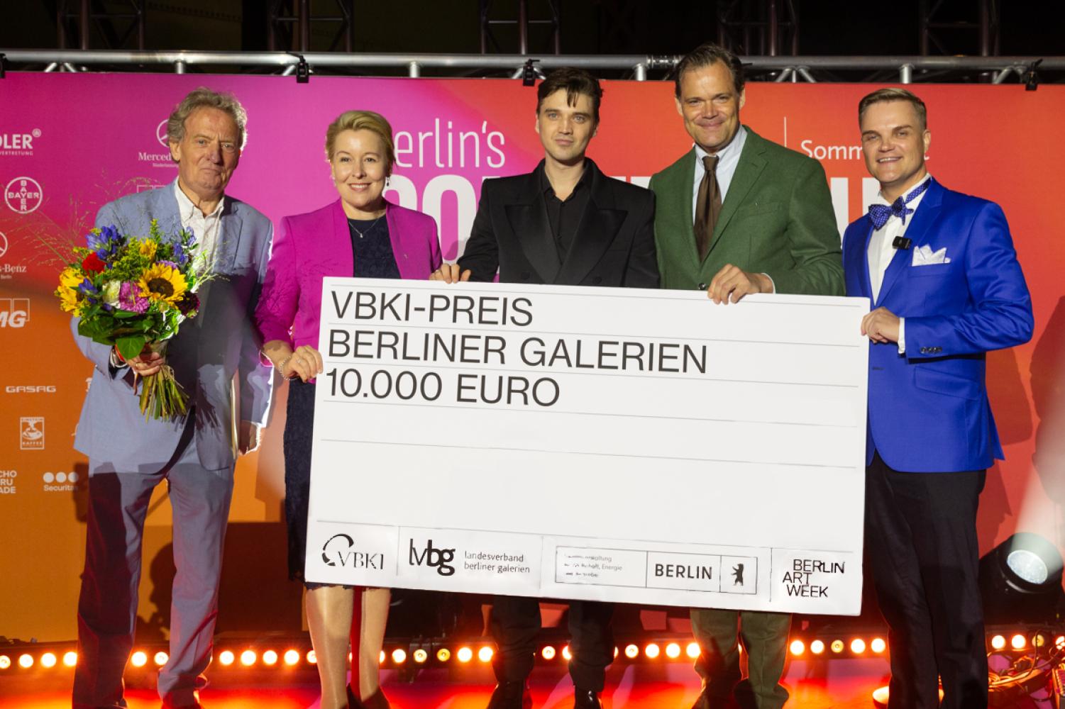 VBKI-Preisträger Robert Grunenberg (Mitte) mit (von links) Werner Tammen (Präsident Lvbg), Franziska Giffey (Berliner Wirtschaftssenatorin), Stephan Frucht (Vorsitzender VBKI-Kulturausschuss) und Manuel Koch (Jury- und VBKI-Kulturausschuss-Mitglied) beim VBKI-Sommerfest in Berlin