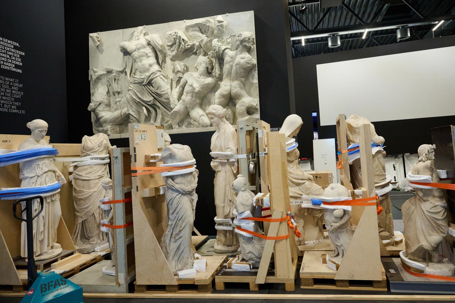 Figuren des Pergamonaltars stehen für den Transport ins Pergamonmuseum bereit