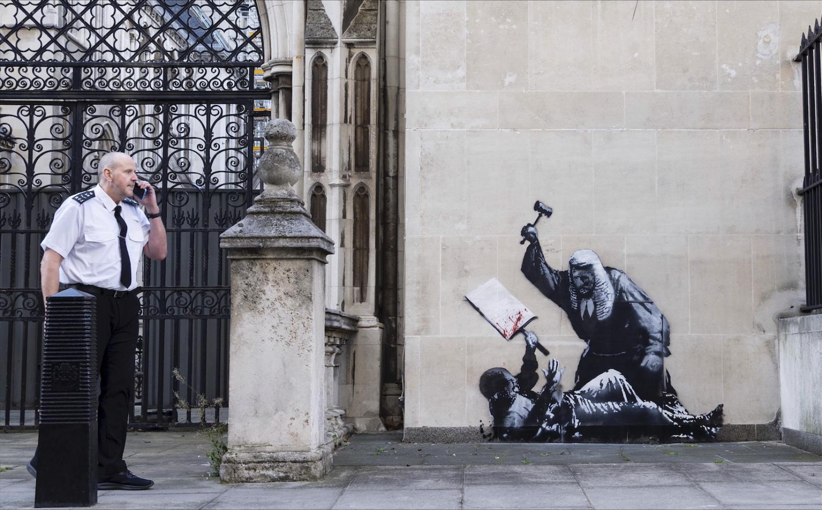 Neues Banksy-Werk an der Fassade des Royal Courts of Justice