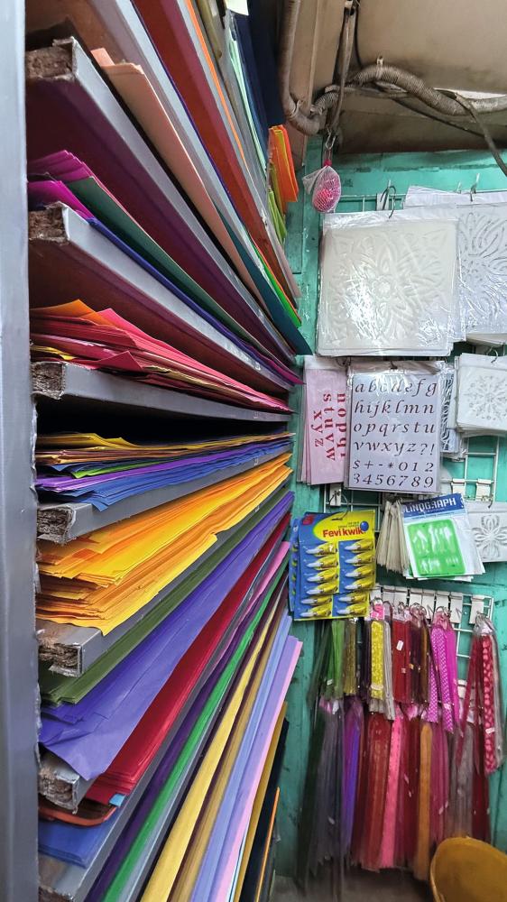 Hier findet Shilpa Gupta die Papiersorten für ihre Arbeiten