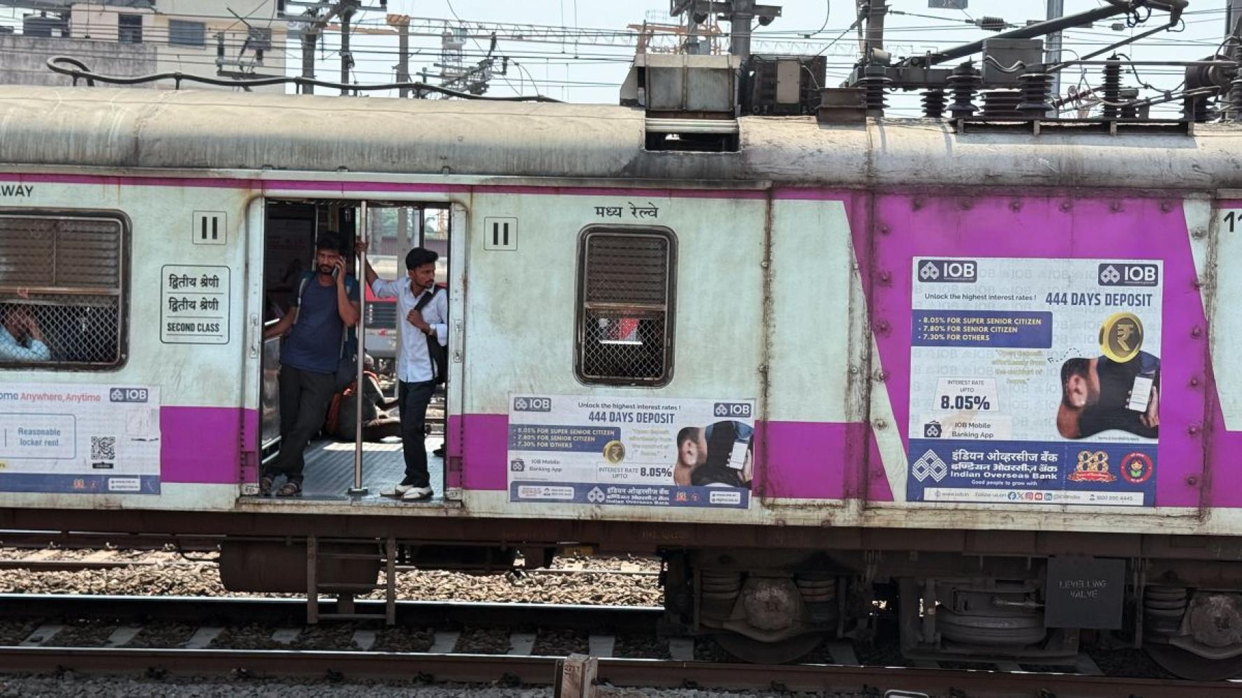 Die Regionalbahn auf dem Weg durch Mumbai