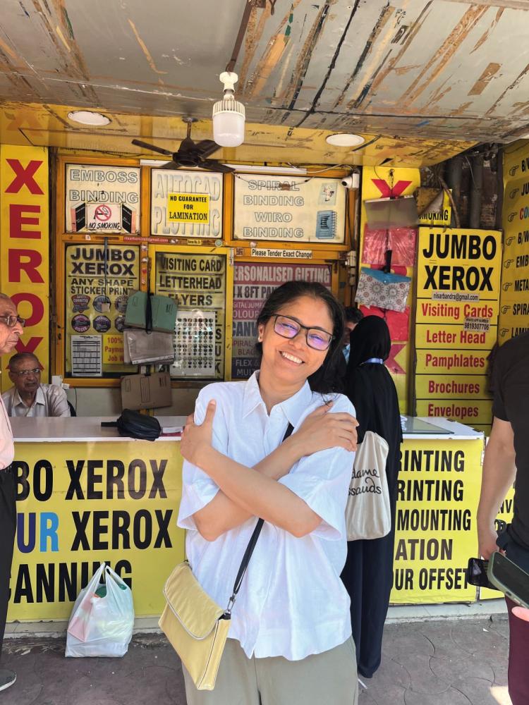 Shilpa Gupta vor einem Copyshop in Mumbais Stadtteil Bandra