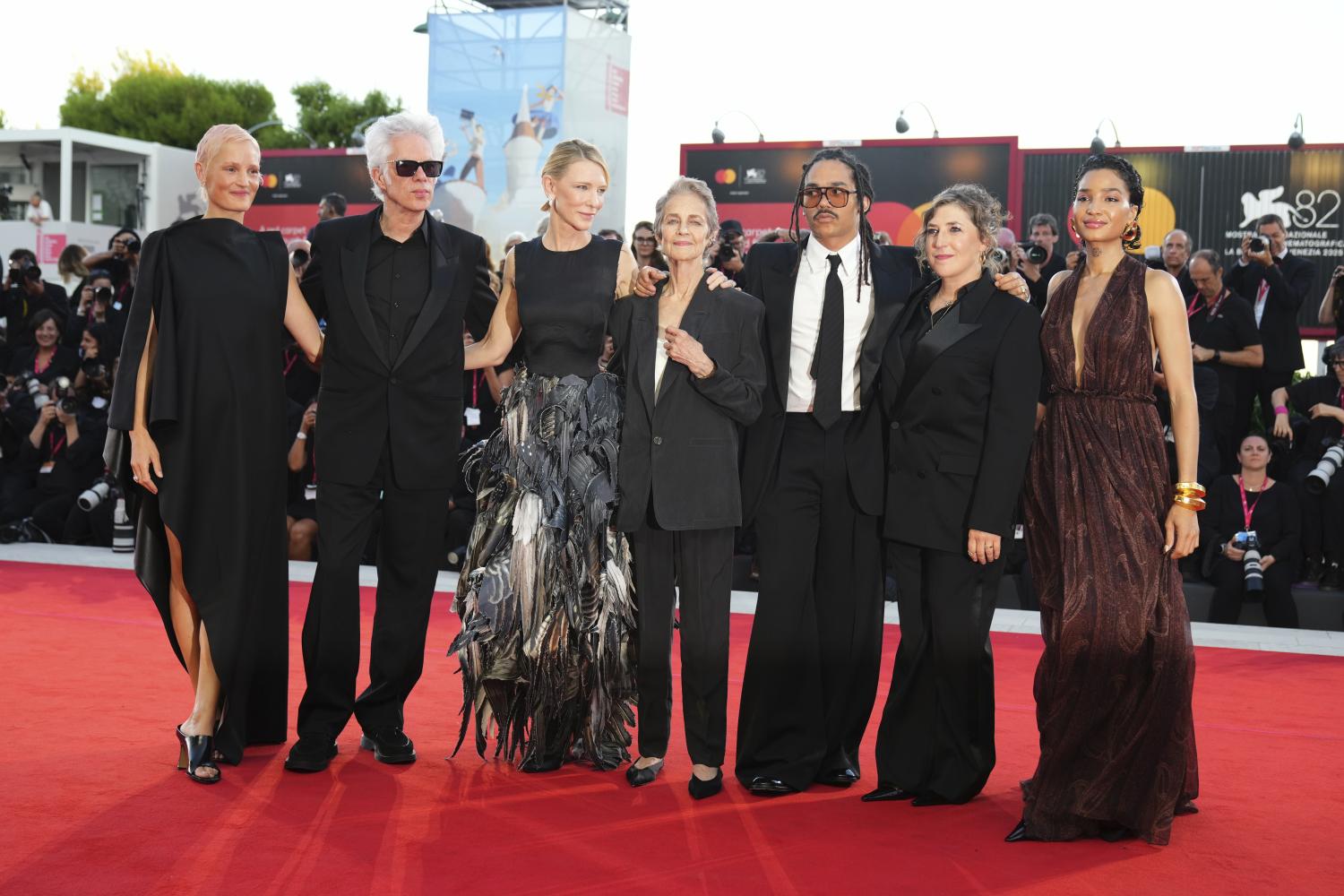 Das Ensemble des Gewinnerfilms "Father Mother Sister Brother" in Venedig (von links): Vicky Krieps, Regisseur Jim Jarmusch, Cate Blanchett, Charlotte Rampling, Luka Sabbat, Mayim Bialik und Indya Moore