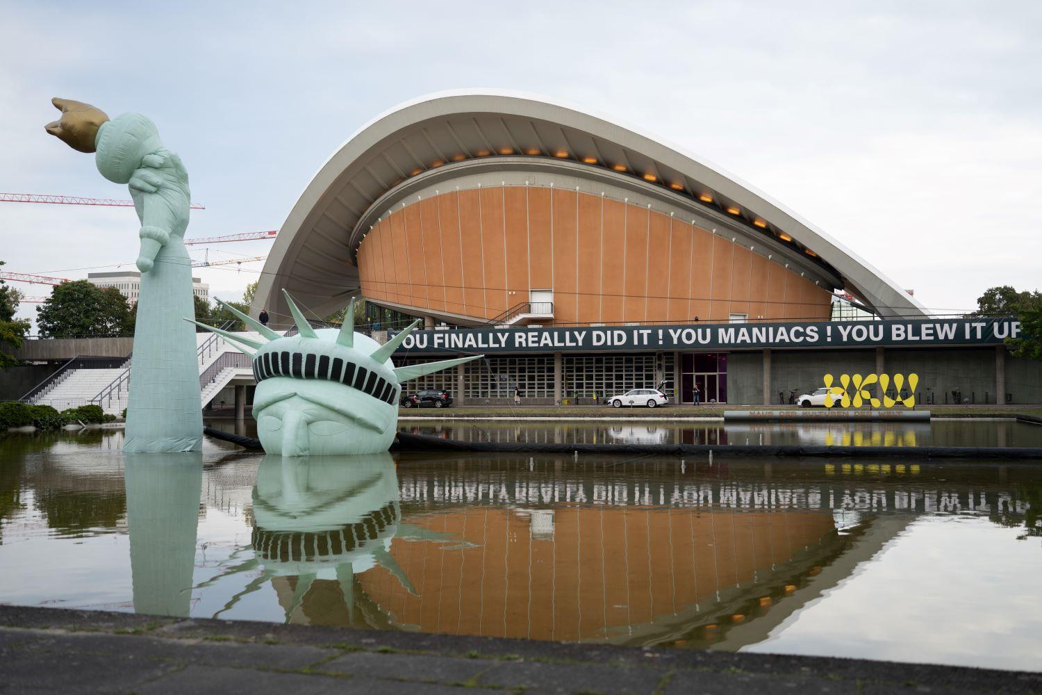 Jan Böhmermann und Gruppe Royale "Die Möglichkeit der Unvernunft", Haus der Kulturen der Welt, Berlin, 2025