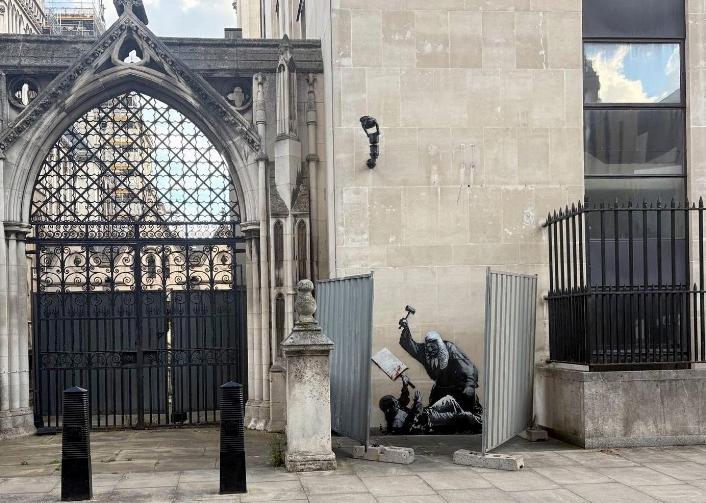 Neues Banksy-Werk an der Fassade des Royal Courts of Justice