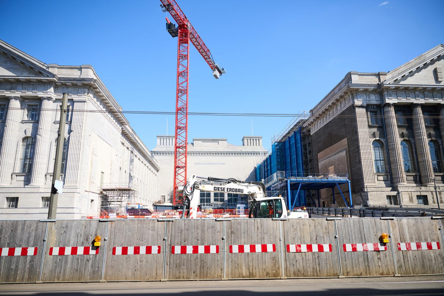 Baustelle am geschlossenen Pergamonmuseum in Berlin