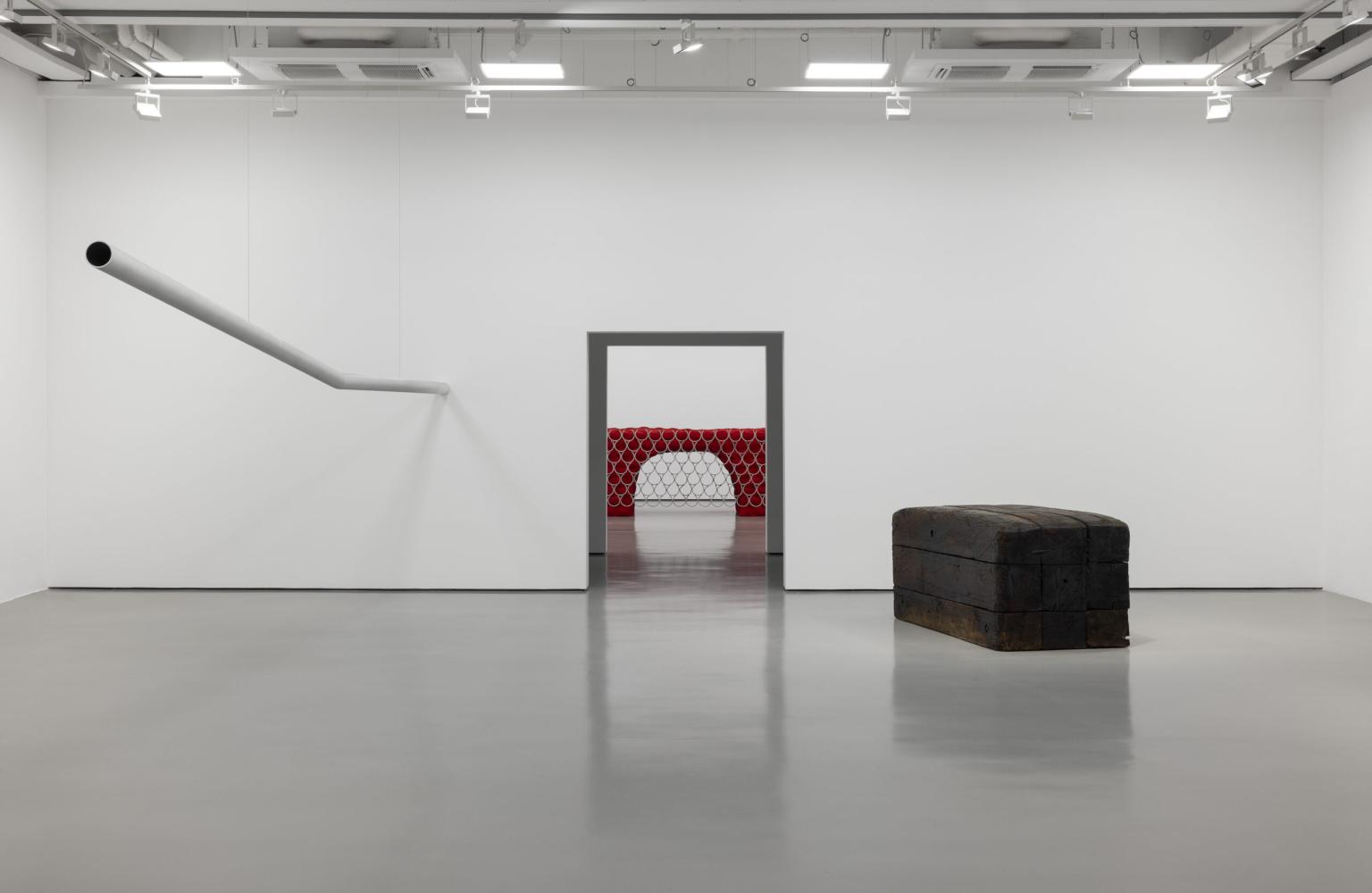 Robert Grosvenor, Installationsansicht Fridericianum, Kassel, 2025