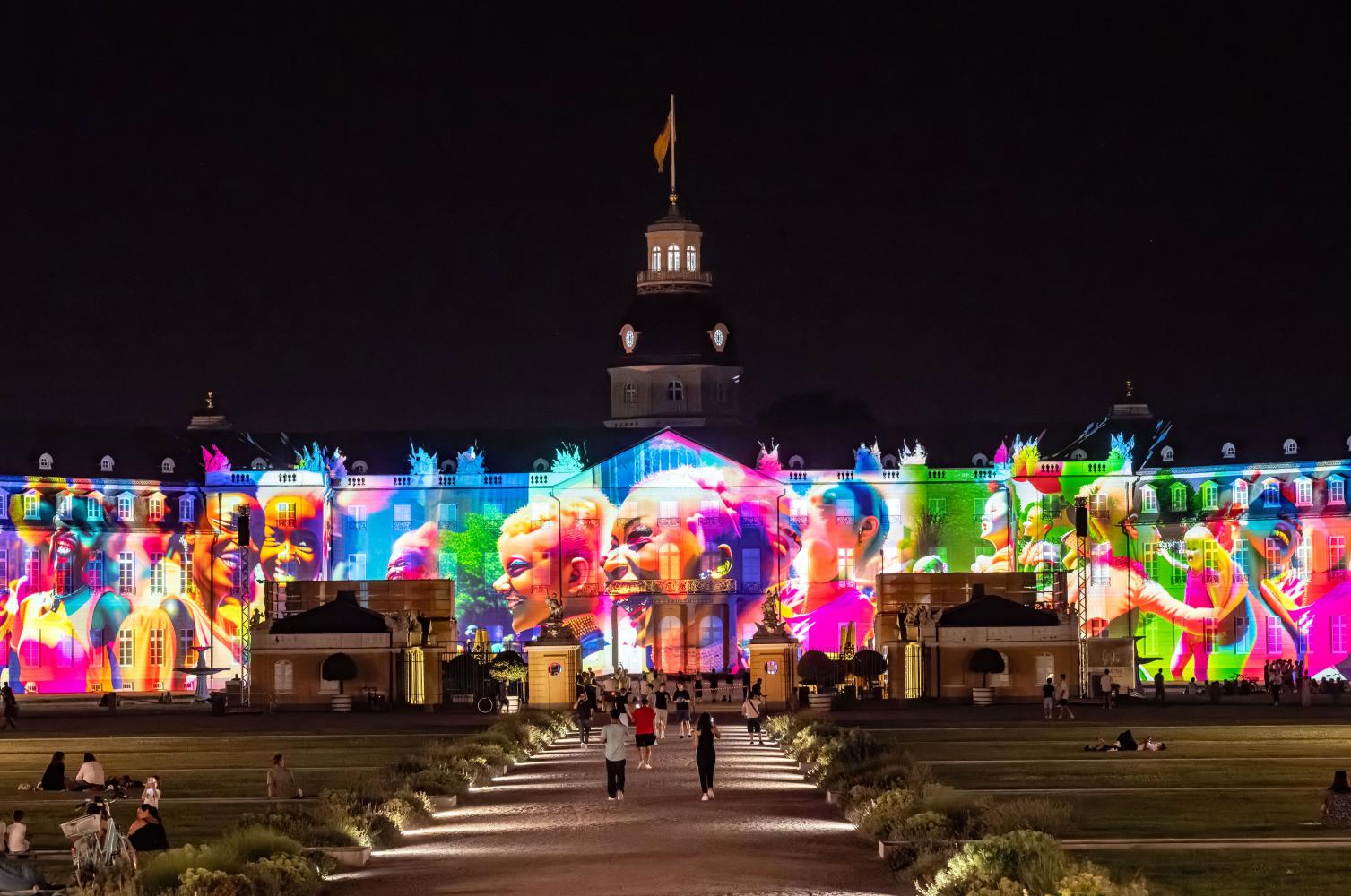 Die Projektion "Le taxi pour l'avenir heureux" von Benjamin Jantzen bei den Schlosslichtspielen in Karlsruhe