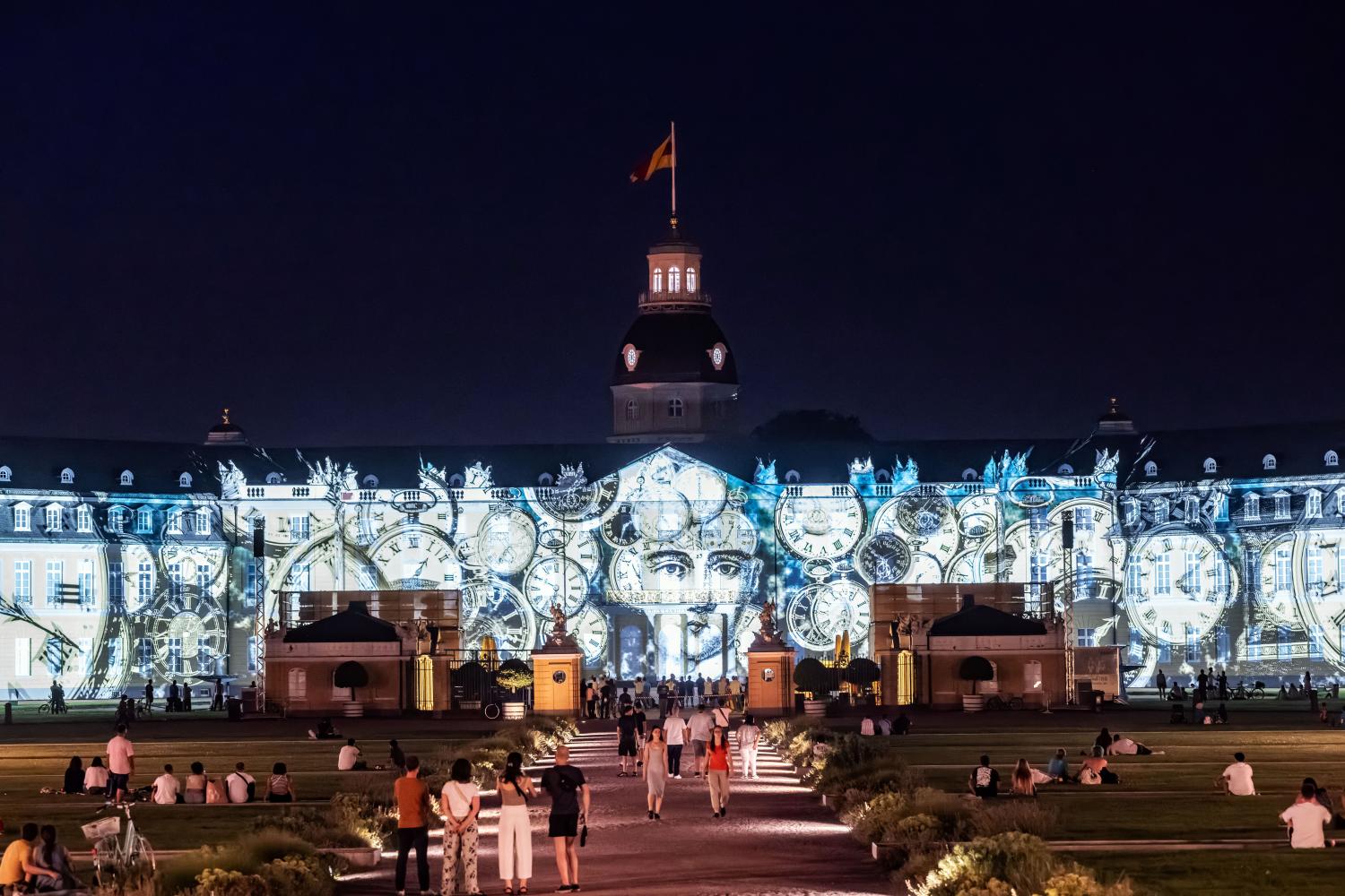 Projektion "Reflexion in Technik (2025)" von Ari Dykier bei den Schlosslichtspielen Karlsruhe