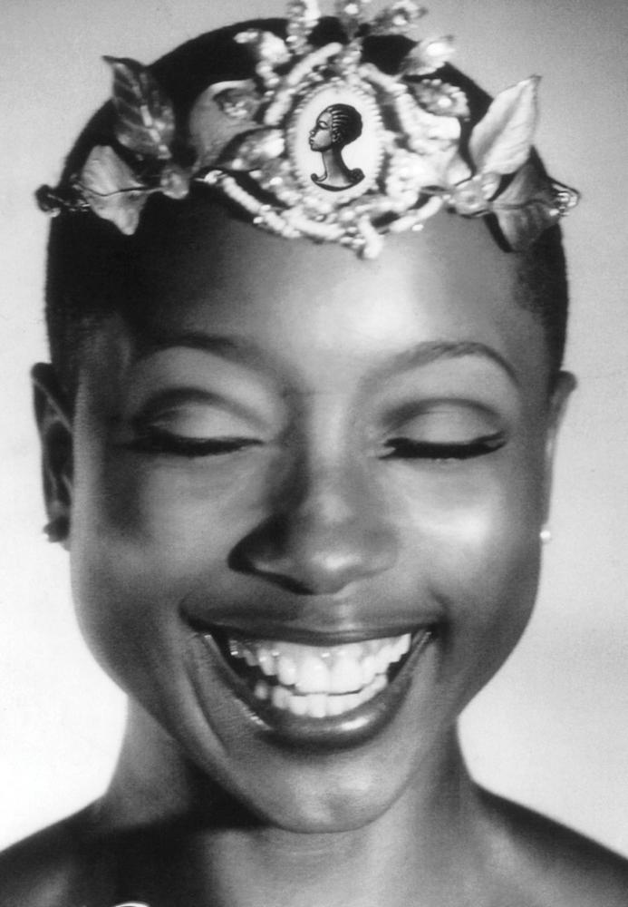 Coreen Simpson "Gail Pilgrim Wearing a Black Cameo Collection Crown", 1990er-Jahre