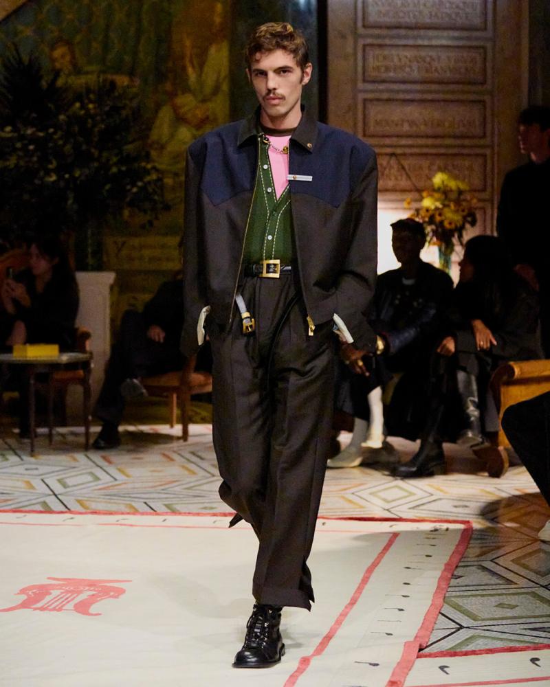 Entwurf aus der Frühling/Sommer-2026-Kollektion von Versace, Mailänder Modewoche, September 2025