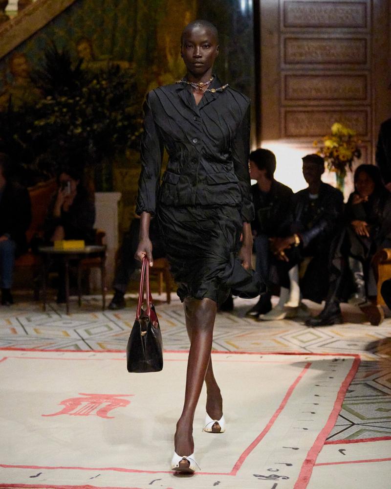 Entwurf aus der Frühling/Sommer-2026-Kollektion von Versace, Mailänder Modewoche, September 2025