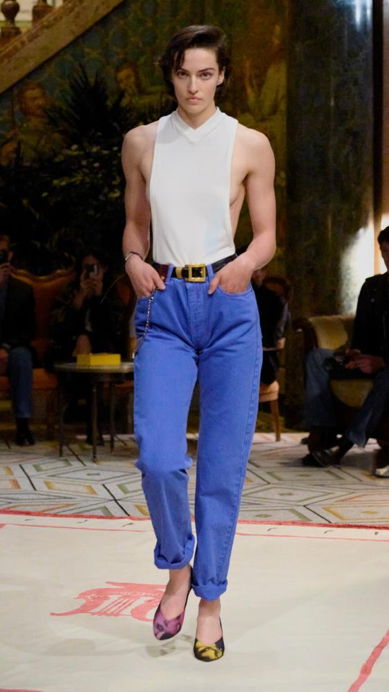 Entwurf aus der Frühling/Sommer-2026-Kollektion von Versace, Mailänder Modewoche, September 2025