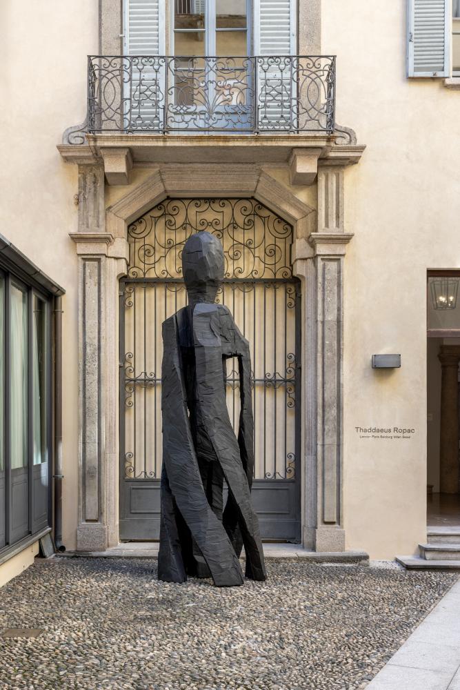 Skulptur von Georg Baselitz vor den neuen Räumen der Galerie Thaddaeus Ropac in Mailand