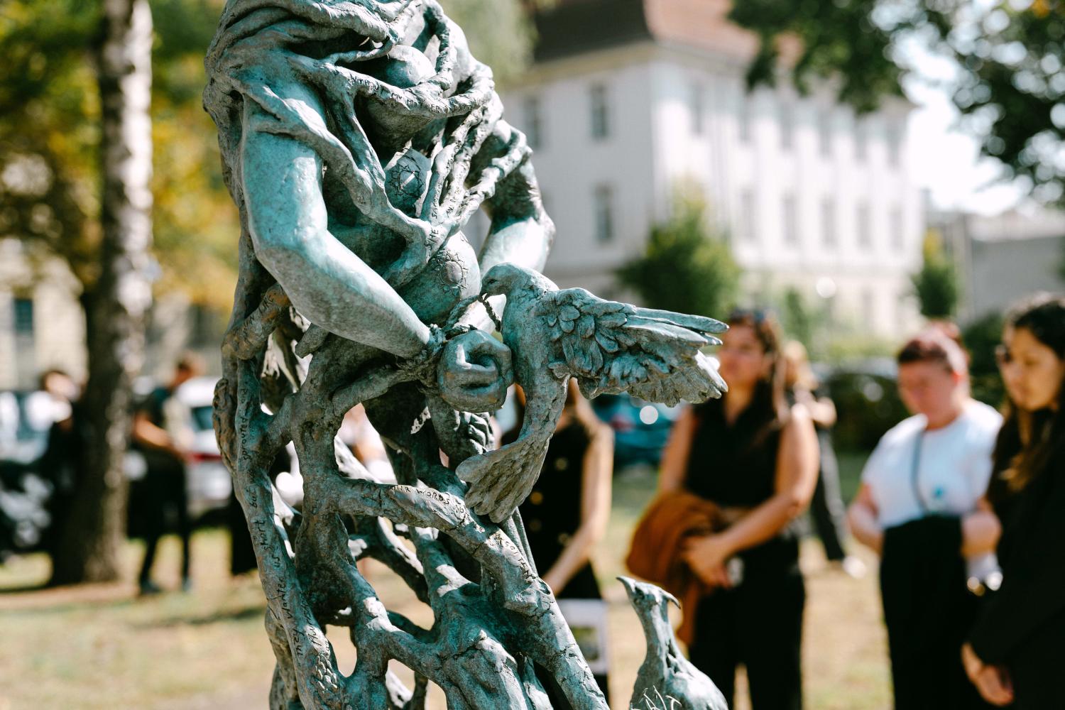Enthüllung der Skulptur "Petrified Survivors" von Rebecca Hawkins in Berlin-Wedding