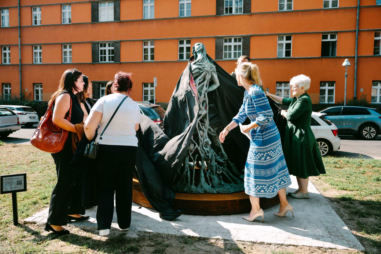 Enthüllung der Skulptur "Petrified Survivors" von Rebecca Hawkins in Berlin-Wedding