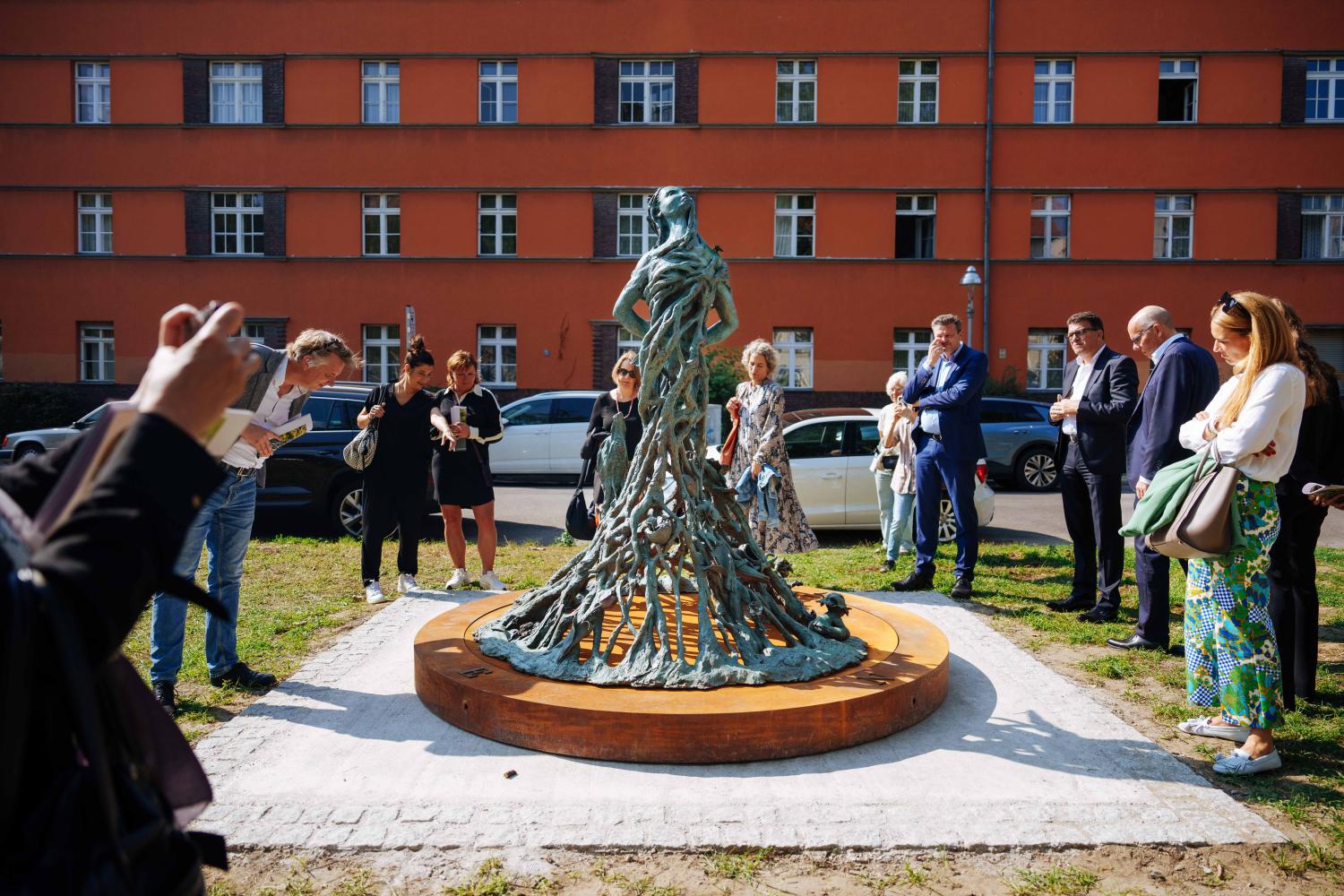 Enthüllung der Skulptur "Petrified Survivors" von Rebecca Hawkins in Berlin-Wedding