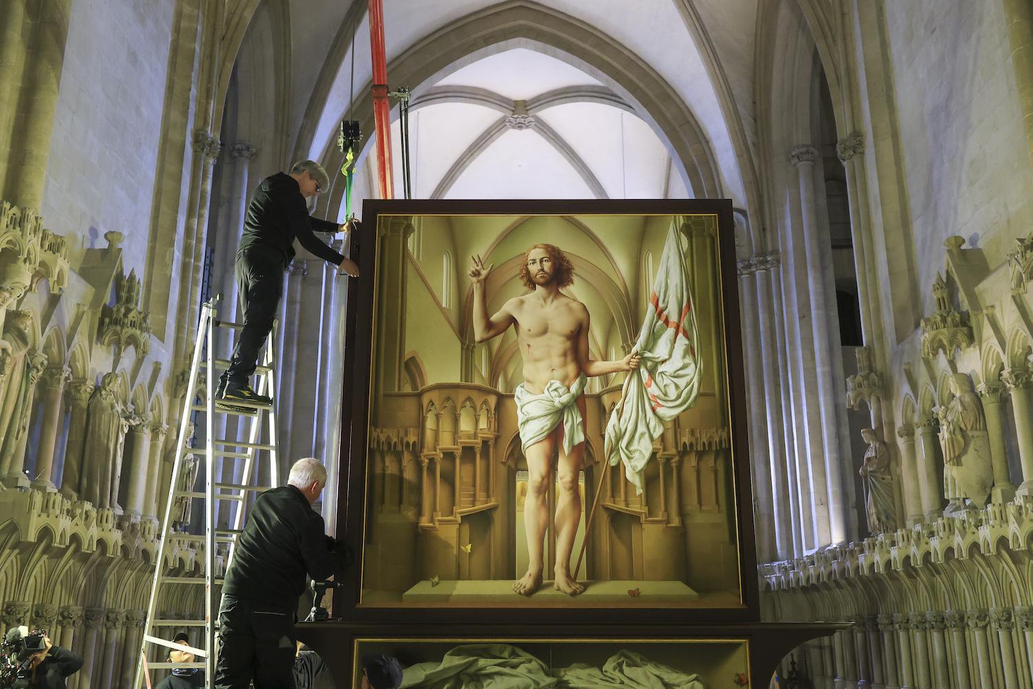 Ein Restauratorenteam demontiert den Cranach-Triegel-Altar im Naumburger Dom für den Transport nach Rom