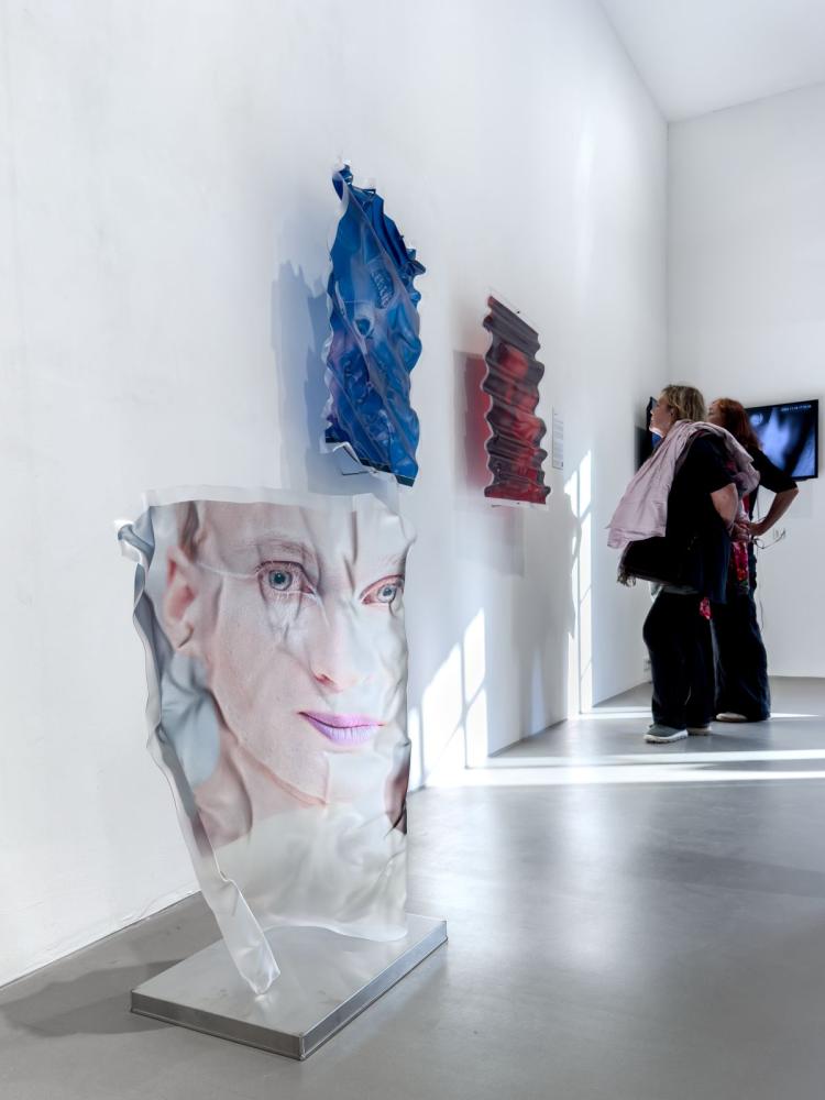 Arne Grashoff "Mataya", 2025, aus der Serie "Human Makes Human", Installationsansicht Wiesbadener Fototage