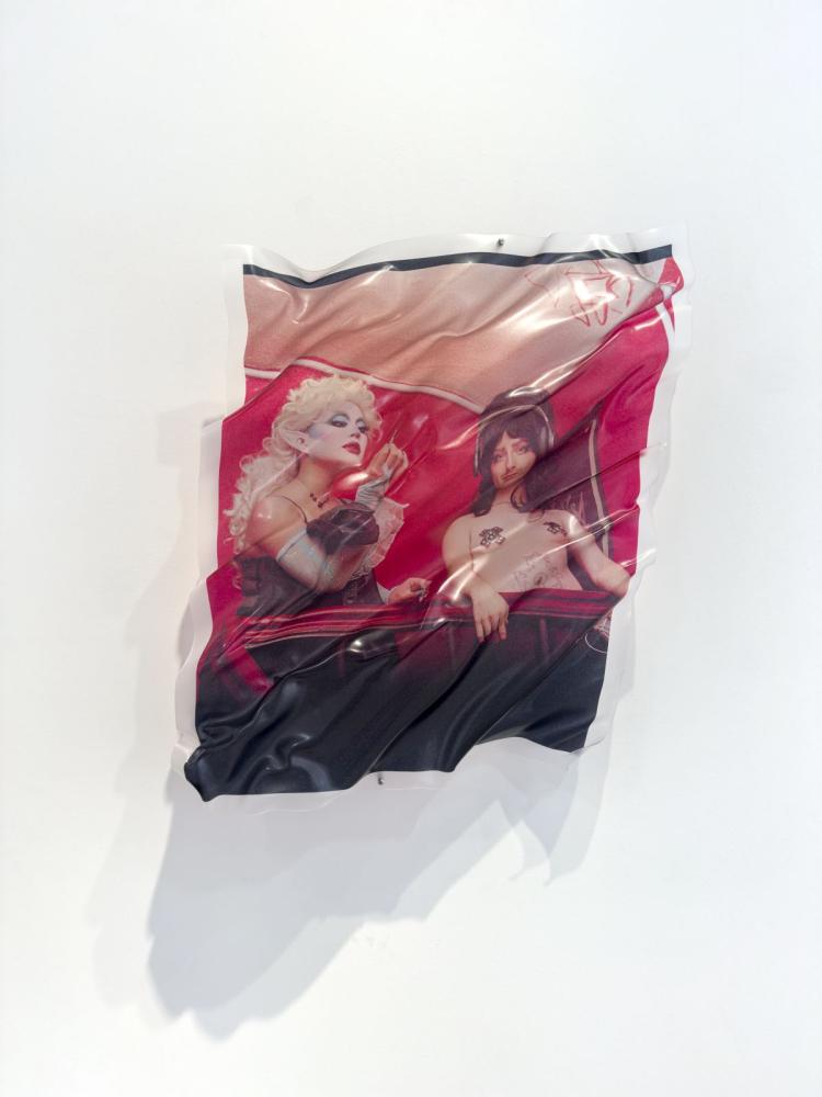 Arne Grashoff "Nixie Mae and Tomo Avalean", 2025, aus der Serie "Human Makes Human"