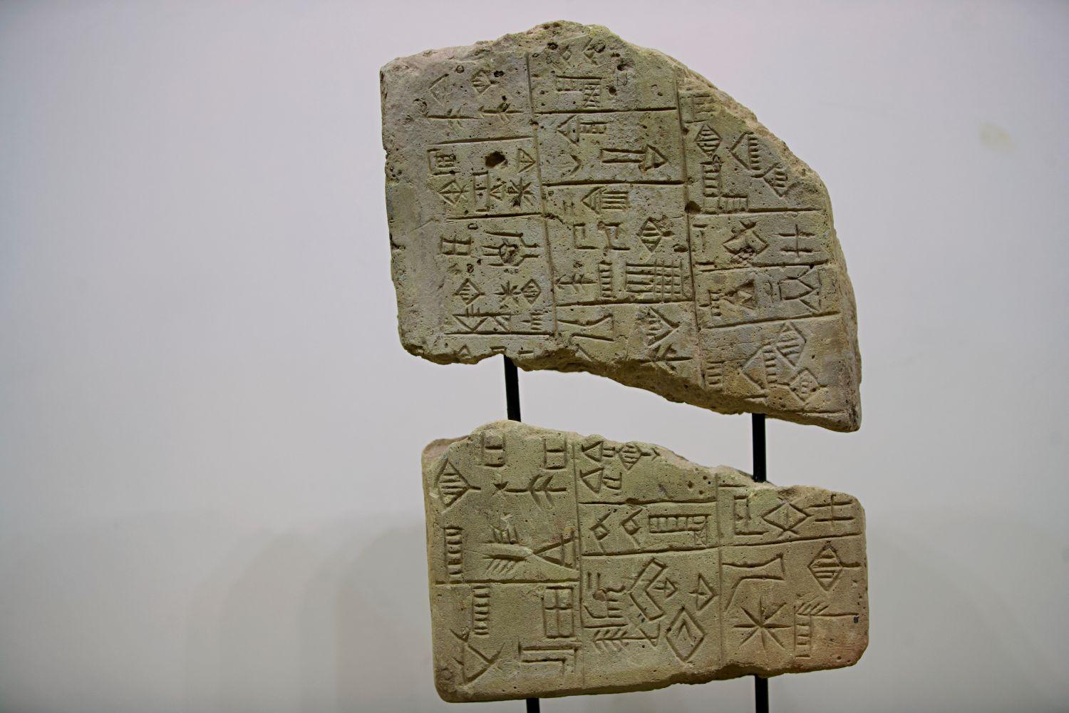 Steintafeln 2022 im irakischen Nationalmuseum in Bagdad