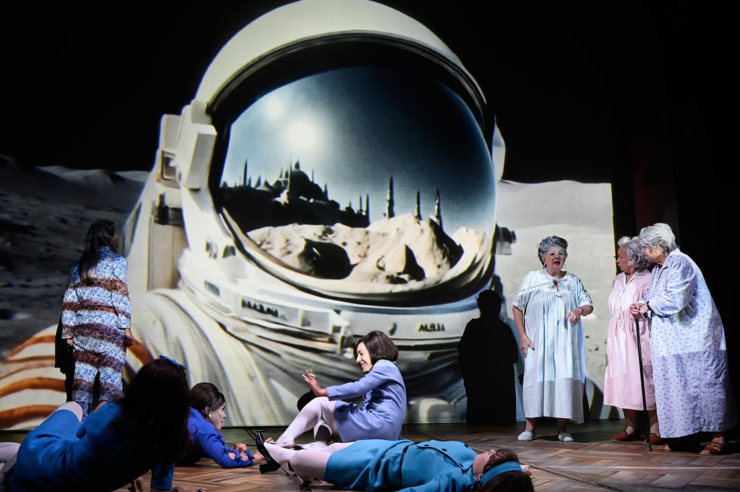 Çiğdem Teke, Eva Maria Keller, Via Jikeli, Yanina Cerón, Flavia Lefèvre, Sema Poyraz, Ursula Werner, Semra Uysallar in "Das rote Haus"